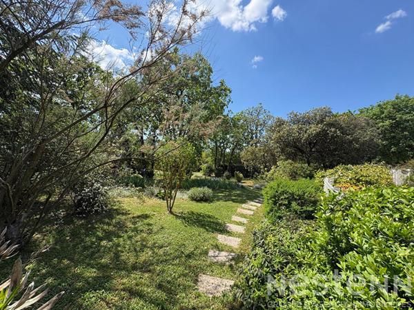 Maison Saint Maximin La Sainte Baume de 160 m² sur un terrain arboré de 1748 m² avec une piscine et un garage.