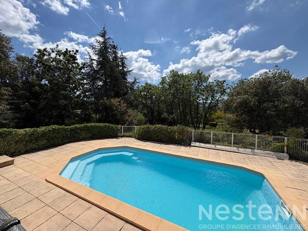 Maison Saint Maximin La Sainte Baume de 160 m² sur un terrain arboré de 1748 m² avec une piscine et un garage.
