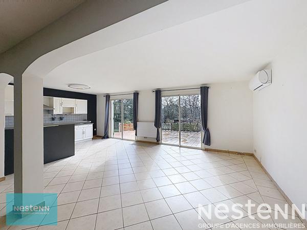 Maison Saint Maximin La Sainte Baume de 160 m² sur un terrain arboré de 1748 m² avec une piscine et un garage.