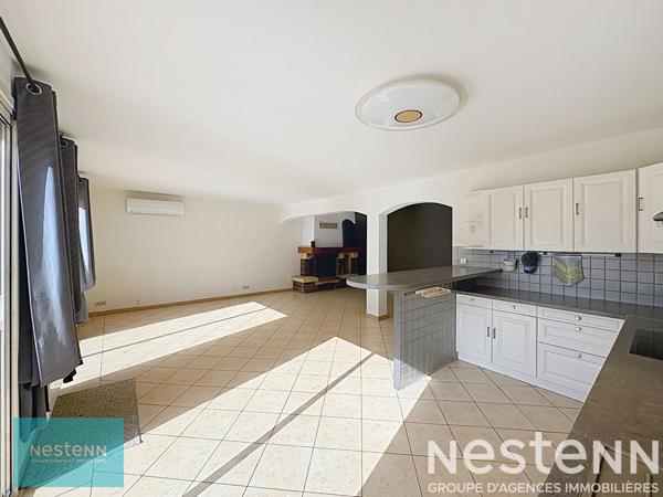 Maison Saint Maximin La Sainte Baume de 160 m² sur un terrain arboré de 1748 m² avec une piscine et un garage.