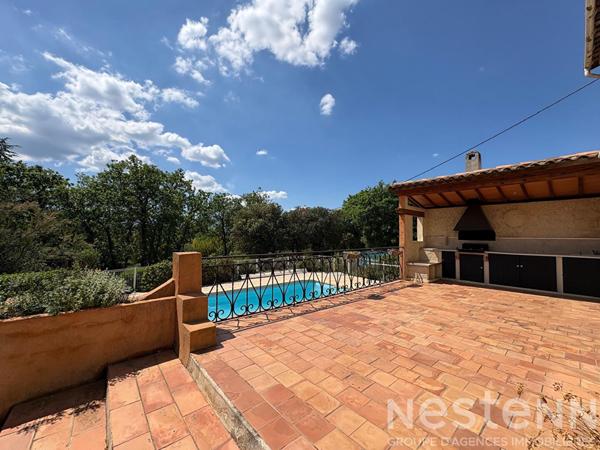 Maison Saint Maximin La Sainte Baume de 160 m² sur un terrain arboré de 1748 m² avec une piscine et un garage.