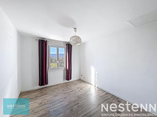 Maison Saint Maximin La Sainte Baume de 160 m² sur un terrain arboré de 1748 m² avec une piscine et un garage.