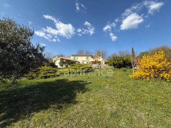 Proprieté de 150 m2 avec dépendance à vendre 7 pièces LAURIS (84)
