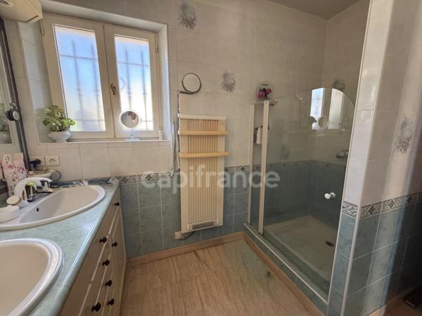 Proprieté de 150 m2 avec dépendance à vendre 7 pièces LAURIS (84)