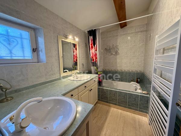 Proprieté de 150 m2 avec dépendance à vendre 7 pièces LAURIS (84)