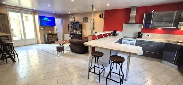 Belle Maison de Caractère de 122 m² Rénovée avec goût avec son garage, atelier, cave voûtée, buanderie, terrasse, appentis et terrain clos de 176 m²