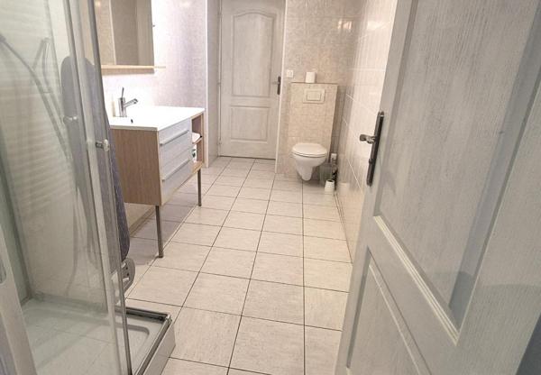 Belle Maison de Caractère de 122 m² Rénovée avec goût avec son garage, atelier, cave voûtée, buanderie, terrasse, appentis et terrain clos de 176 m²