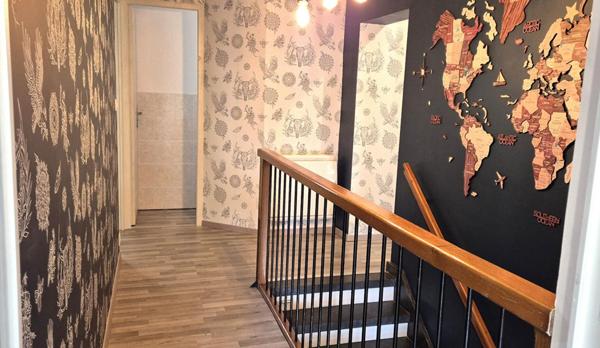 Belle Maison de Caractère de 122 m² Rénovée avec goût avec son garage, atelier, cave voûtée, buanderie, terrasse, appentis et terrain clos de 176 m²