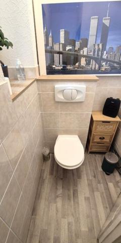 Belle Maison de Caractère de 122 m² Rénovée avec goût avec son garage, atelier, cave voûtée, buanderie, terrasse, appentis et terrain clos de 176 m²