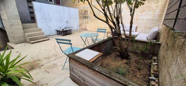 Belle Maison de Caractère de 122 m² Rénovée avec goût avec son garage, atelier, cave voûtée, buanderie, terrasse, appentis et terrain clos de 176 m²