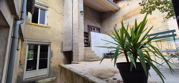 Belle Maison de Caractère de 122 m² Rénovée avec goût avec son garage, atelier, cave voûtée, buanderie, terrasse, appentis et terrain clos de 176 m²