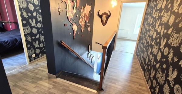 Belle Maison de Caractère de 122 m² Rénovée avec goût avec son garage, atelier, cave voûtée, buanderie, terrasse, appentis et terrain clos de 176 m²