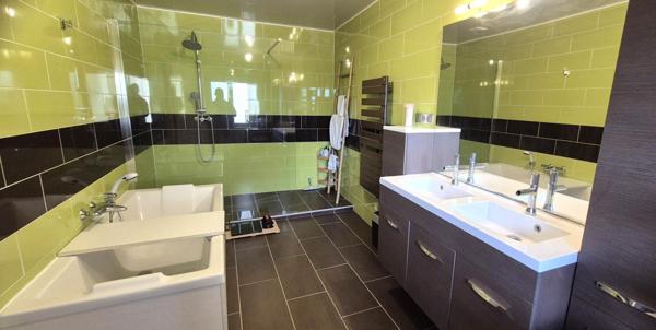 Belle Maison de Caractère de 122 m² Rénovée avec goût avec son garage, atelier, cave voûtée, buanderie, terrasse, appentis et terrain clos de 176 m²