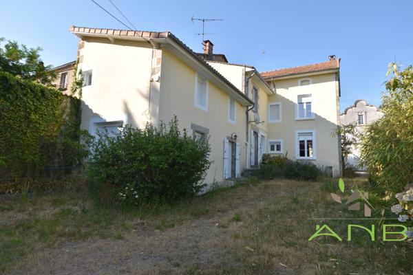 Ensemble de maisons avec grange