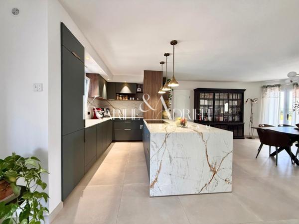 Villa méditerranéenne avec véranda, garage, carport, jardin clos et piscine
