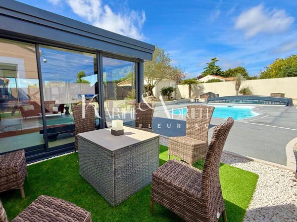 Villa méditerranéenne avec véranda, garage, carport, jardin clos et piscine