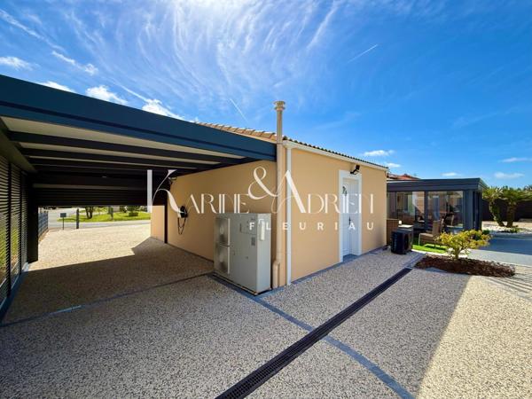 Villa méditerranéenne avec véranda, garage, carport, jardin clos et piscine