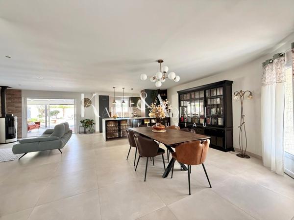 Villa méditerranéenne avec véranda, garage, carport, jardin clos et piscine