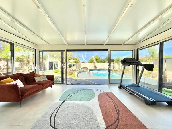 Villa méditerranéenne avec véranda, garage, carport, jardin clos et piscine