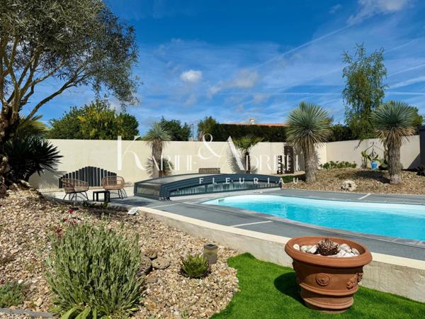 Villa méditerranéenne avec véranda, garage, carport, jardin clos et piscine