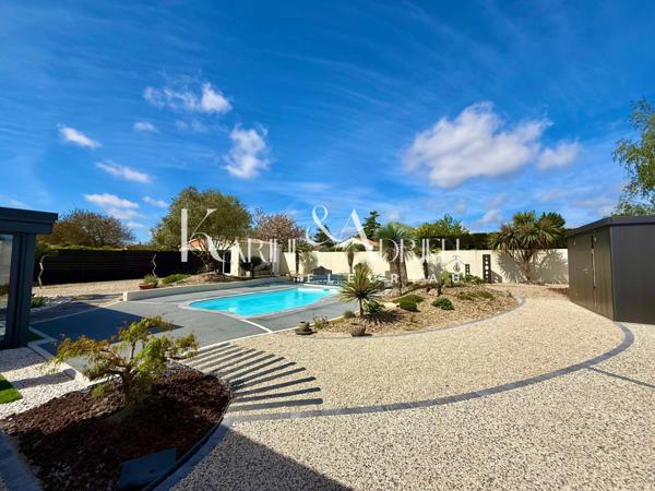 Villa méditerranéenne avec véranda, garage, carport, jardin clos et piscine