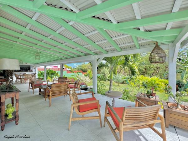 A VENDRE SAINT-FRANÇOIS | MAISON COLONIALE DE CARACTÈRE – PISCINE – JARDIN PATRIMONIAL