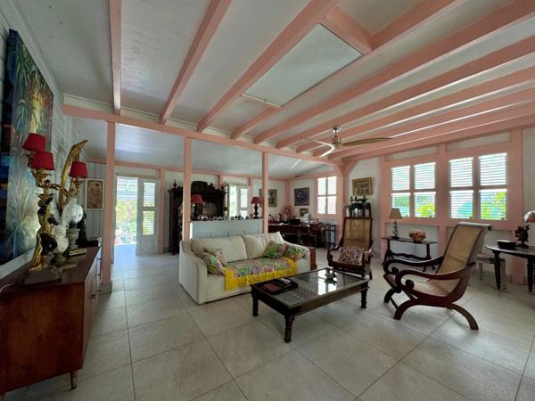 A VENDRE SAINT-FRANÇOIS | MAISON COLONIALE DE CARACTÈRE – PISCINE – JARDIN PATRIMONIAL