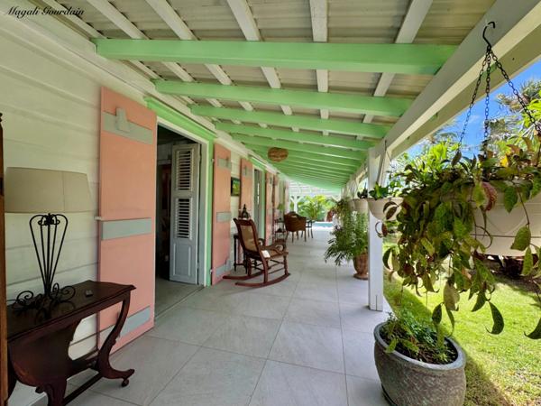 A VENDRE SAINT-FRANÇOIS | MAISON COLONIALE DE CARACTÈRE – PISCINE – JARDIN PATRIMONIAL