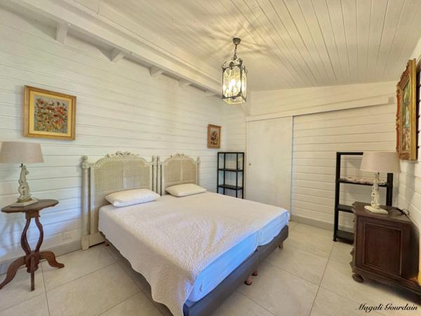 A VENDRE SAINT-FRANÇOIS | MAISON COLONIALE DE CARACTÈRE – PISCINE – JARDIN PATRIMONIAL