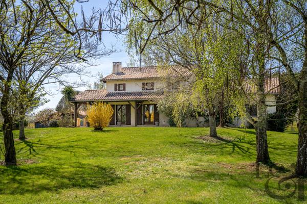 A vendre à Sainte-Livrade (LOT-ET-GARONNE 47) belle villa avec piscine
