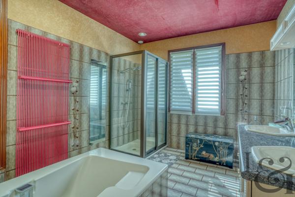 A vendre à Sainte-Livrade (LOT-ET-GARONNE 47) belle villa avec piscine