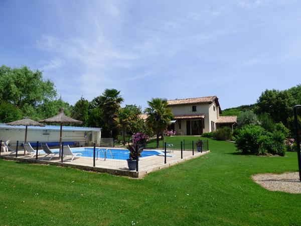 A vendre à Sainte-Livrade (LOT-ET-GARONNE 47) belle villa avec piscine