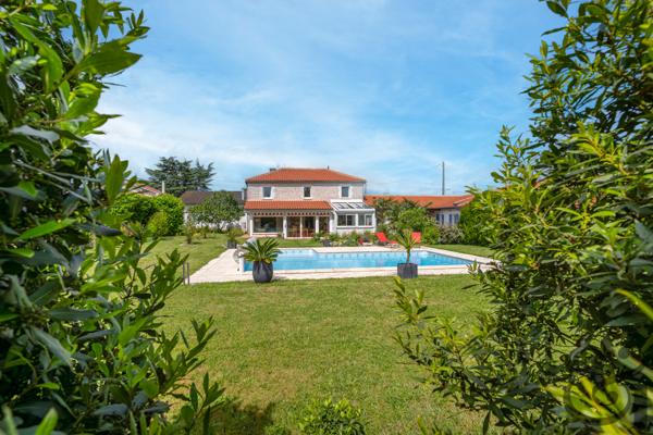 Maison en pierre rénovée à vendre proche commerces de Villeneuve-sur-Lot