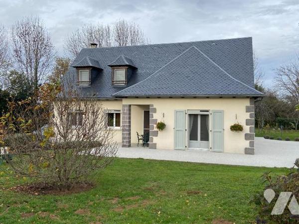 SAINT-CIRGUES-DE-MALBERT, sur 1660 m² de terrain, maison construite en 2005 comprenant :
- Rez...