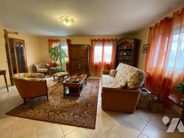 SAINT-CIRGUES-DE-MALBERT, sur 1660 m² de terrain, maison construite en 2005 comprenant :
- Rez...