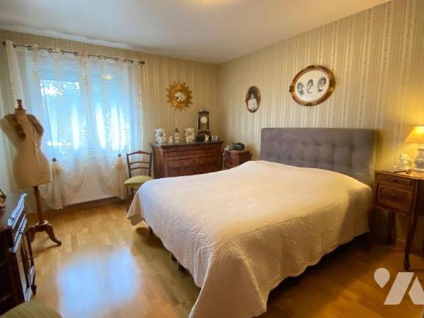 SAINT-CIRGUES-DE-MALBERT, sur 1660 m² de terrain, maison construite en 2005 comprenant :
- Rez...