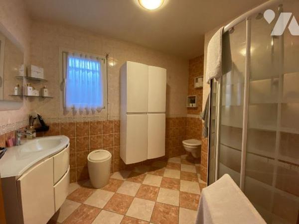 SAINT-CIRGUES-DE-MALBERT, sur 1660 m² de terrain, maison construite en 2005 comprenant :
- Rez...