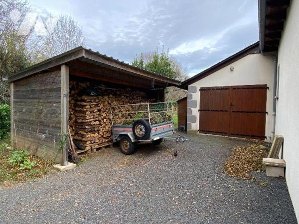 SAINT-CIRGUES-DE-MALBERT, sur 1660 m² de terrain, maison construite en 2005 comprenant :
- Rez...