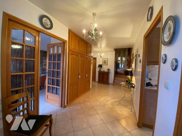 SAINT-CIRGUES-DE-MALBERT, sur 1660 m² de terrain, maison construite en 2005 comprenant :
- Rez...