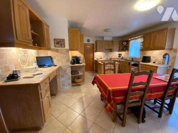 SAINT-CIRGUES-DE-MALBERT, sur 1660 m² de terrain, maison construite en 2005 comprenant :
- Rez...