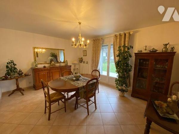 SAINT-CIRGUES-DE-MALBERT, sur 1660 m² de terrain, maison construite en 2005 comprenant :
- Rez...