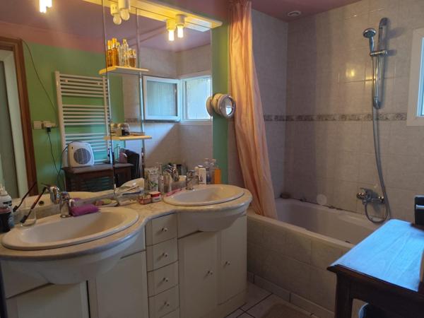 MAISON DE PLAIN PIED - PARC - BORD RIVIERE - RARE