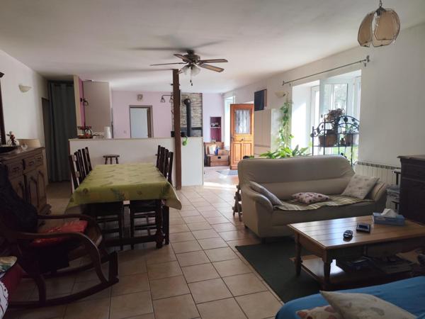 MAISON DE PLAIN PIED - PARC - BORD RIVIERE - RARE