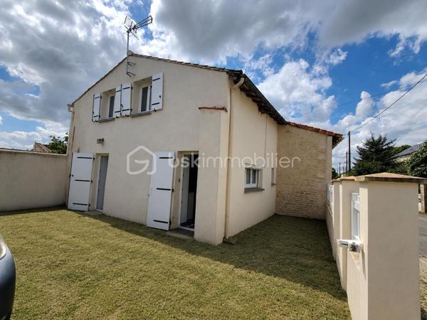 Au cœur du village, cette charmante maison rénovée  offre un cadre de vie agréable et pratique, à proximité immédiate des commodités.(pharmacie, épicerie superette, bar, resto...)

Au rez de chaussée  vous découvrirez une belle pièce de vie conviviale comprenant une cuisine aménagée ouverte sur le salon et la salle à manger, idéale pour partager des moments en famille ou entre amis. 
Ainsi qu'une salle d’eau avec grande douche à l'italienne ,simple vasque et  WC.

À l’étage, vous trouverez trois chambres dont une avec placard, un  bureau , ainsi que d’une salle de bain avec  baignoire, simple vasque et WC.
Vous serrez séduit part les murs en pierre apparente et ses véritable poutres.

À l’extérieur, vous profiterez d’une cour de 200m2 entièrement close avec portail, 
Environnement calme 

La maison a bénéficié de travaux de rénovation récents, la toiture est en bon état et le bien est raccordé au tout-à-l’égout.

L’installation d’un système de chauffage reste à prévoir, vous laissant ainsi la possibilité de choisir une solution adaptée 

Un terrain de 1100m2 non attenant , situé à la sortie du village 

 A seulement 15 km de Chef-Boutonne
