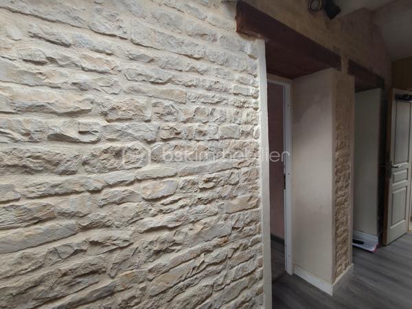 Au cœur du village, cette charmante maison rénovée  offre un cadre de vie agréable et pratique, à proximité immédiate des commodités.(pharmacie, épicerie superette, bar, resto...)

Au rez de chaussée  vous découvrirez une belle pièce de vie conviviale comprenant une cuisine aménagée ouverte sur le salon et la salle à manger, idéale pour partager des moments en famille ou entre amis. 
Ainsi qu'une salle d’eau avec grande douche à l'italienne ,simple vasque et  WC.

À l’étage, vous trouverez trois chambres dont une avec placard, un  bureau , ainsi que d’une salle de bain avec  baignoire, simple vasque et WC.
Vous serrez séduit part les murs en pierre apparente et ses véritable poutres.

À l’extérieur, vous profiterez d’une cour de 200m2 entièrement close avec portail, 
Environnement calme 

La maison a bénéficié de travaux de rénovation récents, la toiture est en bon état et le bien est raccordé au tout-à-l’égout.

L’installation d’un système de chauffage reste à prévoir, vous laissant ainsi la possibilité de choisir une solution adaptée 

Un terrain de 1100m2 non attenant , situé à la sortie du village 

 A seulement 15 km de Chef-Boutonne