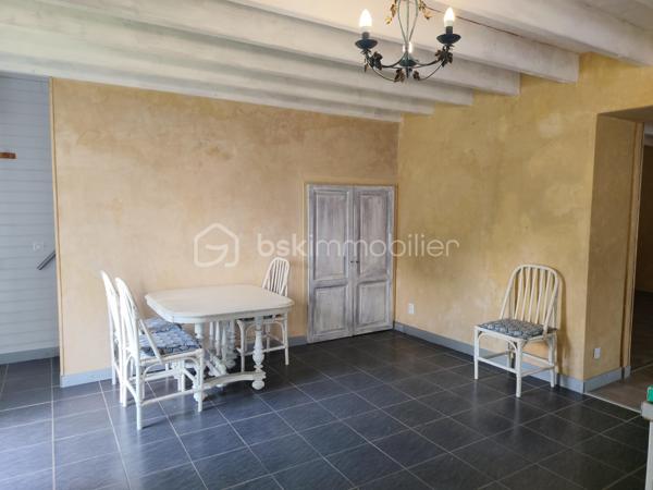 Au cœur du village, cette charmante maison rénovée  offre un cadre de vie agréable et pratique, à proximité immédiate des commodités.(pharmacie, épicerie superette, bar, resto...)

Au rez de chaussée  vous découvrirez une belle pièce de vie conviviale comprenant une cuisine aménagée ouverte sur le salon et la salle à manger, idéale pour partager des moments en famille ou entre amis. 
Ainsi qu'une salle d’eau avec grande douche à l'italienne ,simple vasque et  WC.

À l’étage, vous trouverez trois chambres dont une avec placard, un  bureau , ainsi que d’une salle de bain avec  baignoire, simple vasque et WC.
Vous serrez séduit part les murs en pierre apparente et ses véritable poutres.

À l’extérieur, vous profiterez d’une cour de 200m2 entièrement close avec portail, 
Environnement calme 

La maison a bénéficié de travaux de rénovation récents, la toiture est en bon état et le bien est raccordé au tout-à-l’égout.

L’installation d’un système de chauffage reste à prévoir, vous laissant ainsi la possibilité de choisir une solution adaptée 

Un terrain de 1100m2 non attenant , situé à la sortie du village 

 A seulement 15 km de Chef-Boutonne