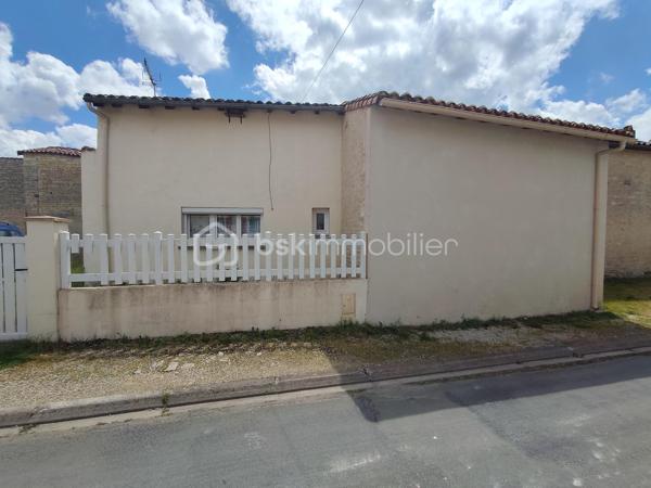 Au cœur du village, cette charmante maison rénovée  offre un cadre de vie agréable et pratique, à proximité immédiate des commodités.(pharmacie, épicerie superette, bar, resto...)

Au rez de chaussée  vous découvrirez une belle pièce de vie conviviale comprenant une cuisine aménagée ouverte sur le salon et la salle à manger, idéale pour partager des moments en famille ou entre amis. 
Ainsi qu'une salle d’eau avec grande douche à l'italienne ,simple vasque et  WC.

À l’étage, vous trouverez trois chambres dont une avec placard, un  bureau , ainsi que d’une salle de bain avec  baignoire, simple vasque et WC.
Vous serrez séduit part les murs en pierre apparente et ses véritable poutres.

À l’extérieur, vous profiterez d’une cour de 200m2 entièrement close avec portail, 
Environnement calme 

La maison a bénéficié de travaux de rénovation récents, la toiture est en bon état et le bien est raccordé au tout-à-l’égout.

L’installation d’un système de chauffage reste à prévoir, vous laissant ainsi la possibilité de choisir une solution adaptée 

Un terrain de 1100m2 non attenant , situé à la sortie du village 

 A seulement 15 km de Chef-Boutonne