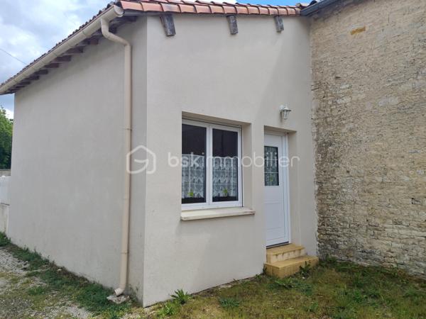 Au cœur du village, cette charmante maison rénovée  offre un cadre de vie agréable et pratique, à proximité immédiate des commodités.(pharmacie, épicerie superette, bar, resto...)

Au rez de chaussée  vous découvrirez une belle pièce de vie conviviale comprenant une cuisine aménagée ouverte sur le salon et la salle à manger, idéale pour partager des moments en famille ou entre amis. 
Ainsi qu'une salle d’eau avec grande douche à l'italienne ,simple vasque et  WC.

À l’étage, vous trouverez trois chambres dont une avec placard, un  bureau , ainsi que d’une salle de bain avec  baignoire, simple vasque et WC.
Vous serrez séduit part les murs en pierre apparente et ses véritable poutres.

À l’extérieur, vous profiterez d’une cour de 200m2 entièrement close avec portail, 
Environnement calme 

La maison a bénéficié de travaux de rénovation récents, la toiture est en bon état et le bien est raccordé au tout-à-l’égout.

L’installation d’un système de chauffage reste à prévoir, vous laissant ainsi la possibilité de choisir une solution adaptée 

Un terrain de 1100m2 non attenant , situé à la sortie du village 

 A seulement 15 km de Chef-Boutonne