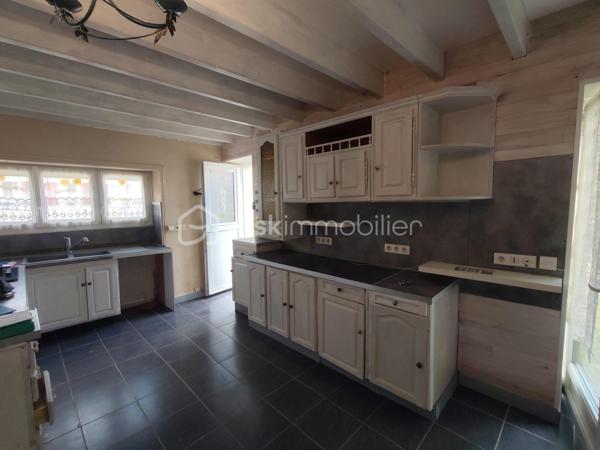 Au cœur du village, cette charmante maison rénovée  offre un cadre de vie agréable et pratique, à proximité immédiate des commodités.(pharmacie, épicerie superette, bar, resto...)

Au rez de chaussée  vous découvrirez une belle pièce de vie conviviale comprenant une cuisine aménagée ouverte sur le salon et la salle à manger, idéale pour partager des moments en famille ou entre amis. 
Ainsi qu'une salle d’eau avec grande douche à l'italienne ,simple vasque et  WC.

À l’étage, vous trouverez trois chambres dont une avec placard, un  bureau , ainsi que d’une salle de bain avec  baignoire, simple vasque et WC.
Vous serrez séduit part les murs en pierre apparente et ses véritable poutres.

À l’extérieur, vous profiterez d’une cour de 200m2 entièrement close avec portail, 
Environnement calme 

La maison a bénéficié de travaux de rénovation récents, la toiture est en bon état et le bien est raccordé au tout-à-l’égout.

L’installation d’un système de chauffage reste à prévoir, vous laissant ainsi la possibilité de choisir une solution adaptée 

Un terrain de 1100m2 non attenant , situé à la sortie du village 

 A seulement 15 km de Chef-Boutonne