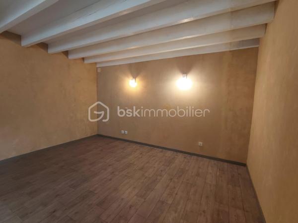 Au cœur du village, cette charmante maison rénovée  offre un cadre de vie agréable et pratique, à proximité immédiate des commodités.(pharmacie, épicerie superette, bar, resto...)

Au rez de chaussée  vous découvrirez une belle pièce de vie conviviale comprenant une cuisine aménagée ouverte sur le salon et la salle à manger, idéale pour partager des moments en famille ou entre amis. 
Ainsi qu'une salle d’eau avec grande douche à l'italienne ,simple vasque et  WC.

À l’étage, vous trouverez trois chambres dont une avec placard, un  bureau , ainsi que d’une salle de bain avec  baignoire, simple vasque et WC.
Vous serrez séduit part les murs en pierre apparente et ses véritable poutres.

À l’extérieur, vous profiterez d’une cour de 200m2 entièrement close avec portail, 
Environnement calme 

La maison a bénéficié de travaux de rénovation récents, la toiture est en bon état et le bien est raccordé au tout-à-l’égout.

L’installation d’un système de chauffage reste à prévoir, vous laissant ainsi la possibilité de choisir une solution adaptée 

Un terrain de 1100m2 non attenant , situé à la sortie du village 

 A seulement 15 km de Chef-Boutonne
